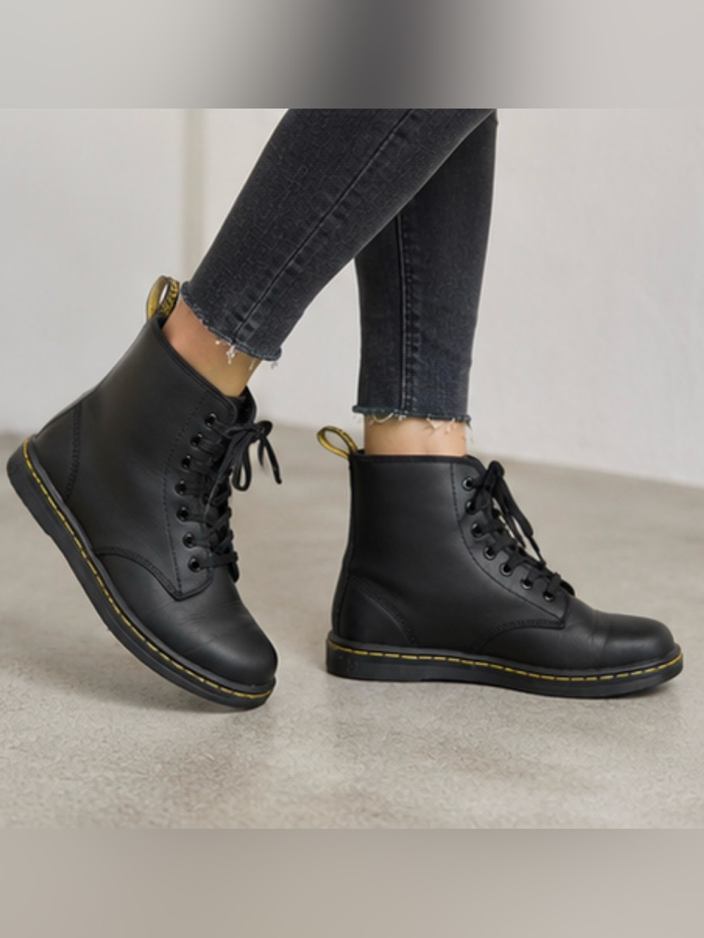 Dr. Martens Shoreditch Black Leather Boots Size 6